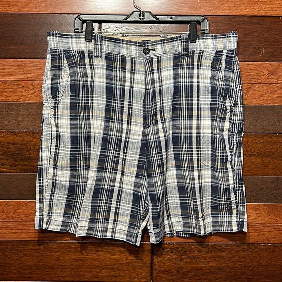 Izod Other - Izod Flat Front Plaid Shorts Size W 38